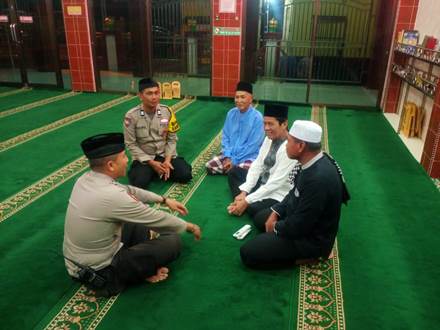 Personel Polsek Sukajadi berdialog dengan masyarakat Harjosari usai subuh berjamaah.(foto: istimewa)